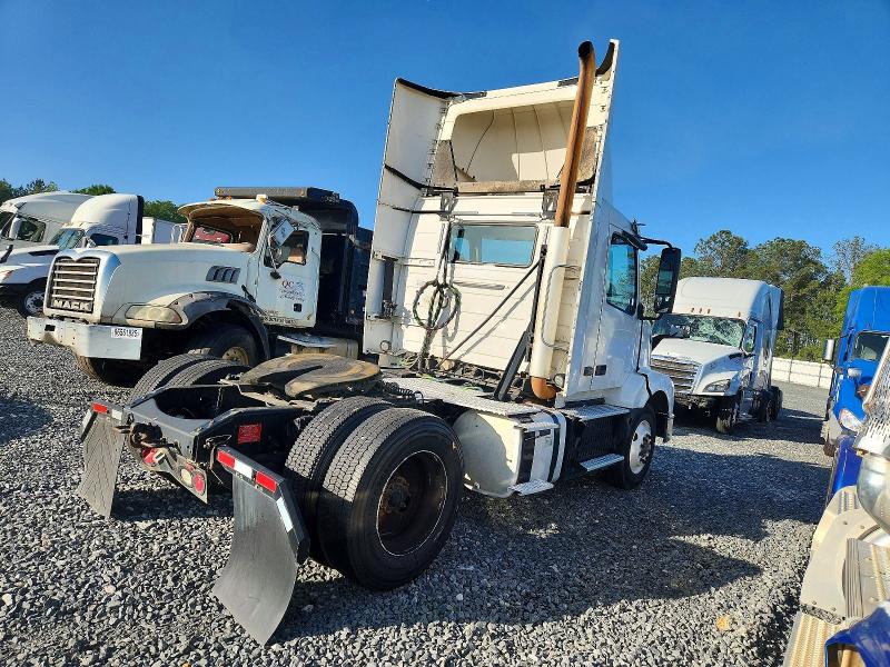 2017 Volvo Vnl VIN 4V4N39TG5HN988082 COPART salvage auction — NORMAL WEAR, In - Certificate Of Title, sold $5,500 on 2026-08-03 (photo 4)
