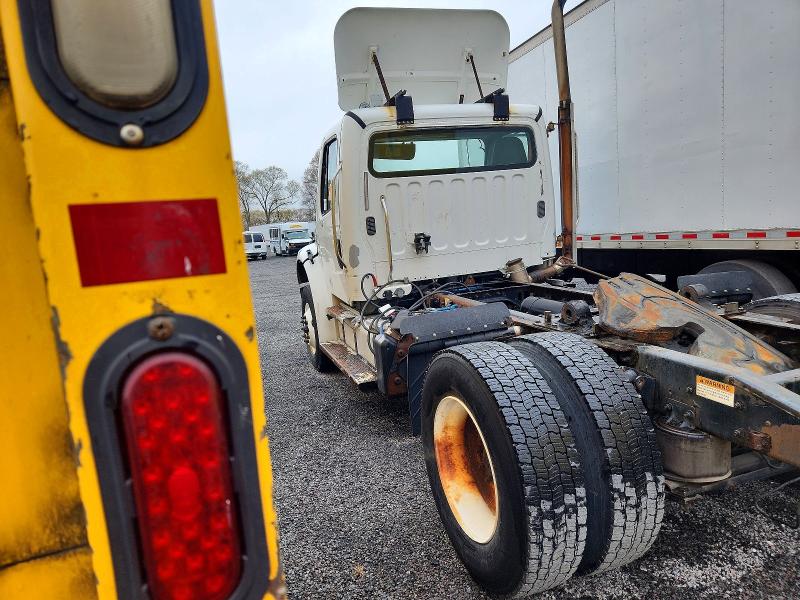 2016 Freigliner VIN 1FUBCYDT7GHHA4363 COPART salvage auction — MINOR DENT/SCRATCHES, OK - CERTIFICATE OF TITLE, sold $1,000 on 2026-07-08 (photo 3)