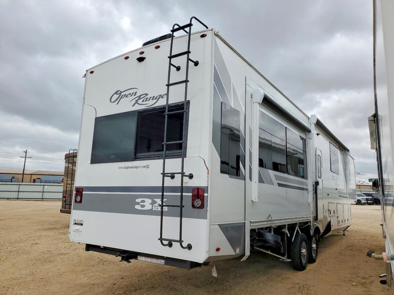2025 Highland Ridge VIN 58TCM0BV0S3BD3069 COPART salvage auction — Rollover, TX - SALVAGE VEHICLE TITLE, sold $15,500 on 2026-06-18 (photo 4)