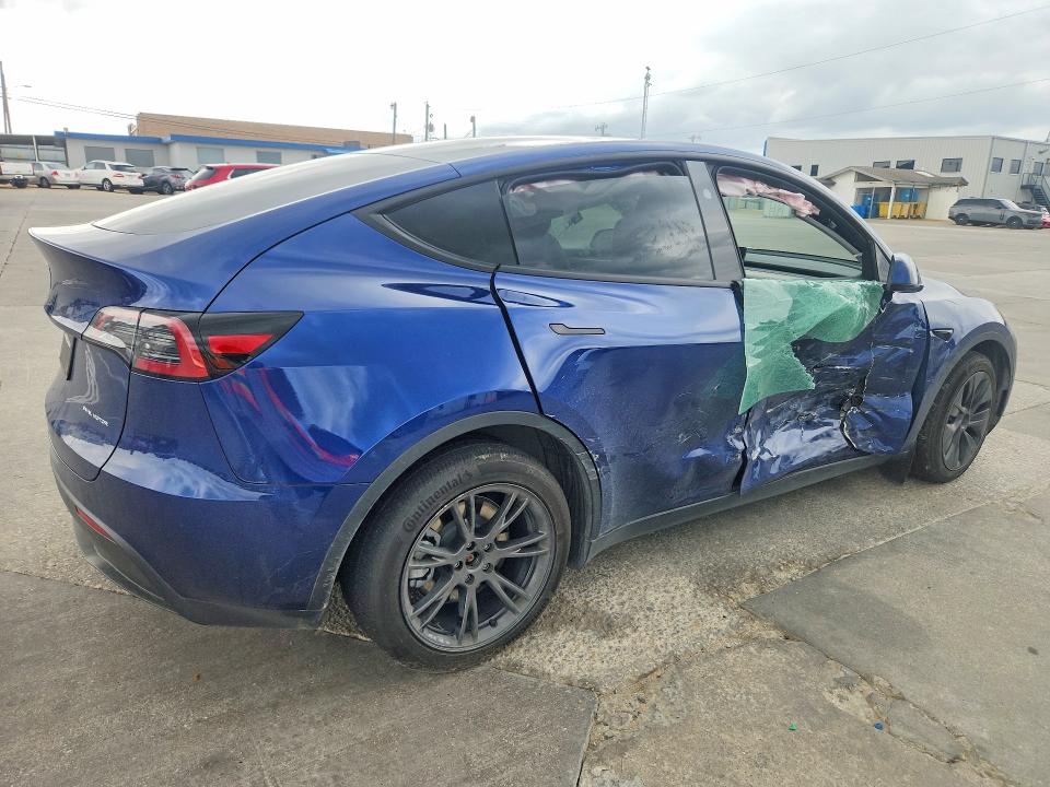 2024 Tesla Model y VIN 7SAYGDEE8RF201611 COPART salvage auction — SIDE, TX - SALVAGE VEHICLE TITLE, sold $12,000 on 2026-07-23 (photo 3)