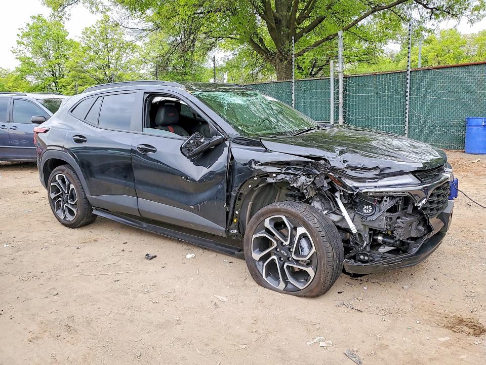 2025 Chevrolet Trax VIN KL77LJEP3SC310434 COPART salvage auction — ROLLOVER, Salvage Title, sold $2,250 on 2026-07-23 (photo 4)