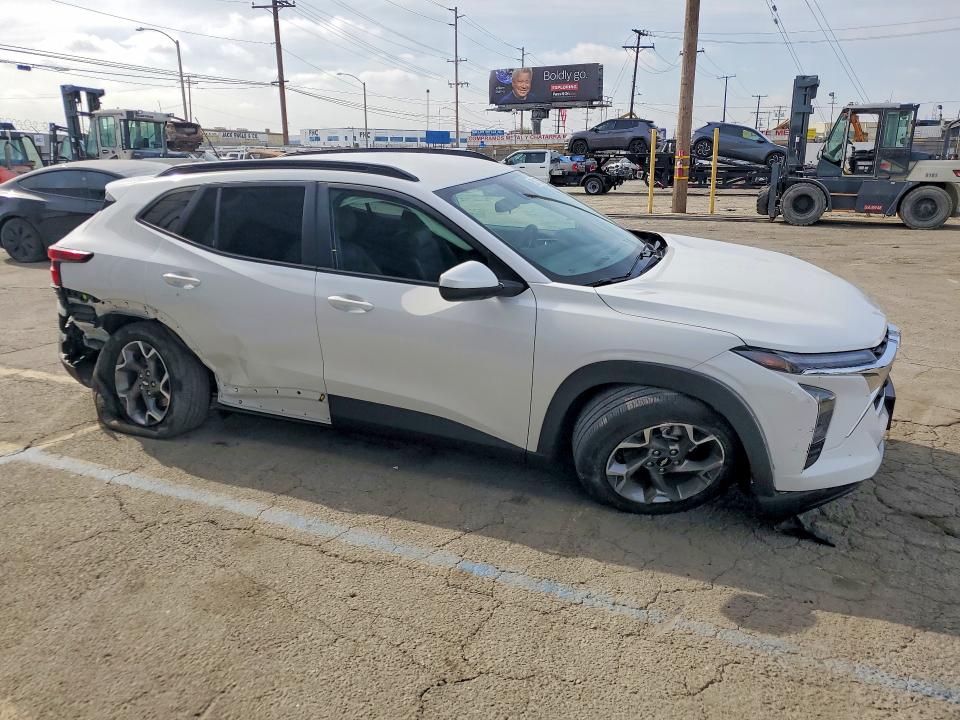2025 Chevrolet Trax VIN KL77LHEP7SC141494 COPART salvage auction — SIDE, Salvage Title, sold $4,850 on 2026-07-30 (photo 4)