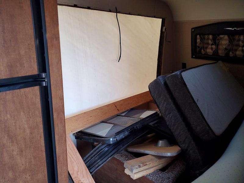 2017 Kz-rv Weekend warrior VIN 59H191T29J1000418 COPART salvage auction — WATER/FLOOD, MN - CERT OF TITLE-SALVAGE, sold $15 on 2026-07-30 (photo 9)