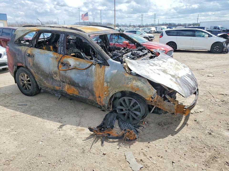 2016 Kia Sorento VIN 5XYPG4A37GG096644 COPART salvage auction — BURN, Mi - Dealer Only Clean Title, sold $375 on 2026-07-07 (photo 4)