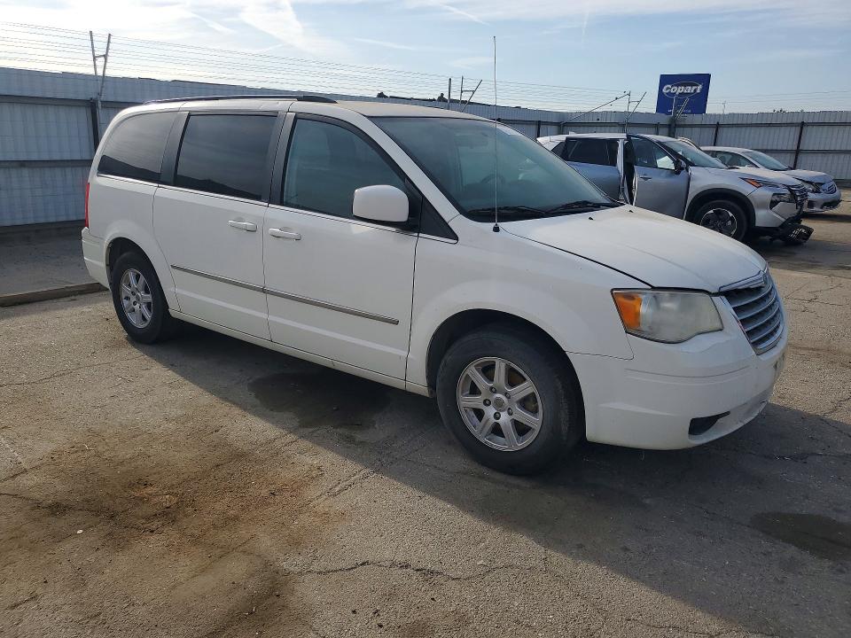 2010 Chrysler Town & country VIN 2A4RR5D18AR266090 COPART salvage auction — MINOR DENT/SCRATCHES, CA - APP FOR DUP CLEAN OR AC, sold $675 on 2026-07-17 (photo 4)