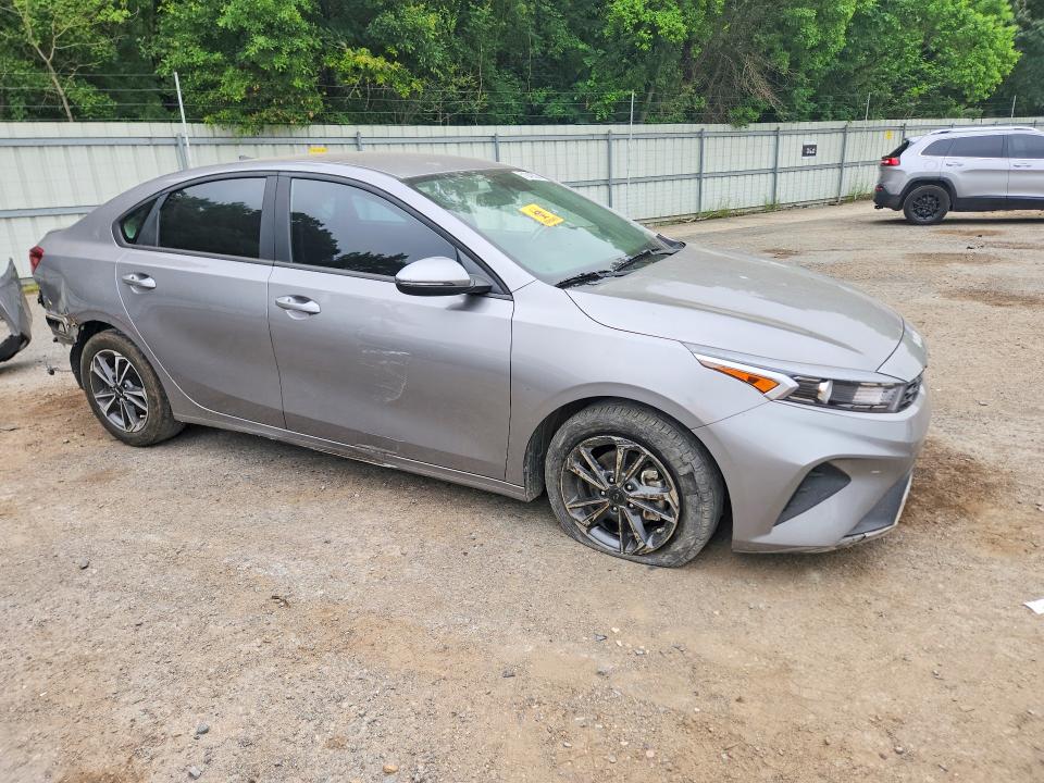 2024 Kia Forte VIN 3KPF24AD8RE773560 COPART salvage auction — SIDE, La - Cert Of Title-Salvage, sold $3,500 on 2026-07-09 (photo 4)