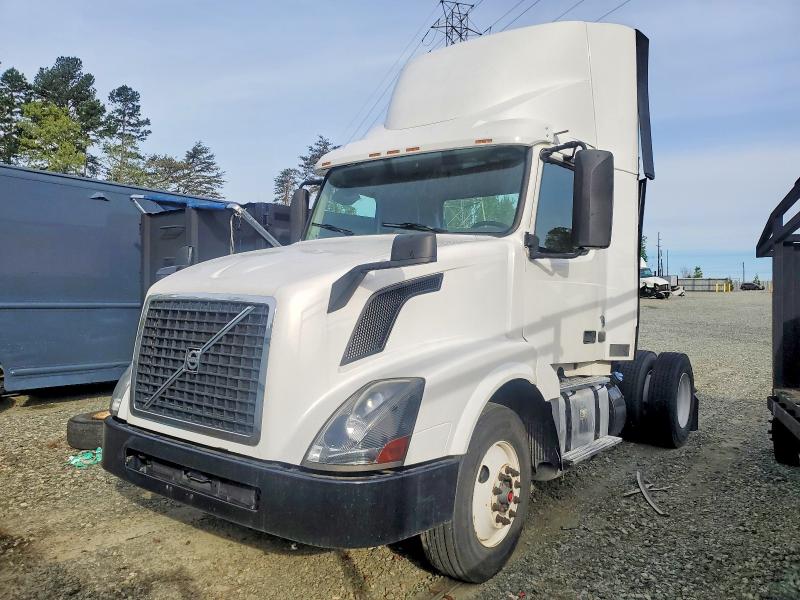 2018 Volvo Vnl VIN 4V4N39TG7JN988235 COPART salvage auction — MECHANICAL, In - Dealer Only Clean Title, sold $5,000 on 2026-07-08 (photo 2)