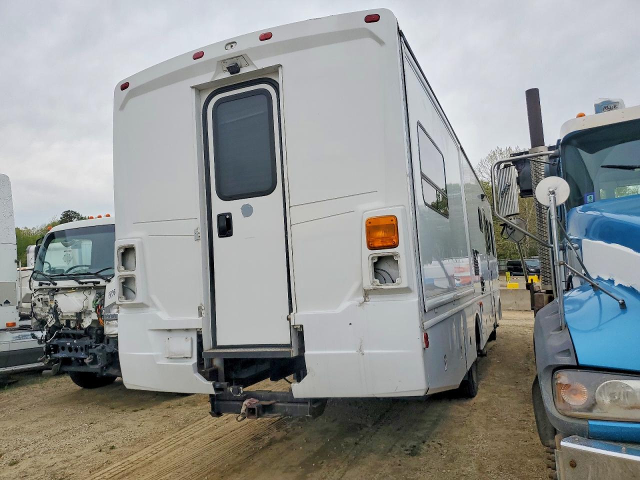 2007 Bounder Motorhome VIN 1F6NF53Y860A09415 COPART salvage auction — Normal Wear, NJ - CERTIFICATE OF TITLE, sold $125 on 2026-07-07 (photo 4)