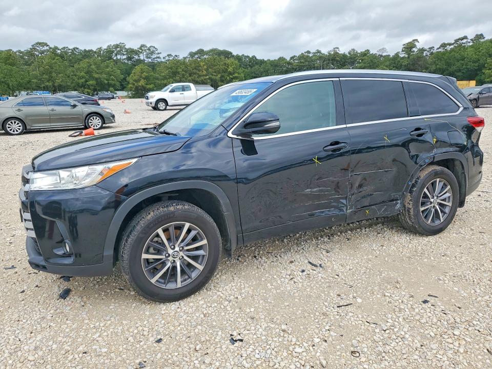 2017 Toyota VIN 5TDKZRFH5HS520977 COPART salvage auction — SIDE, Tx - Certificate Of Title, sold $3,300 on 2026-07-28 (photo 1)