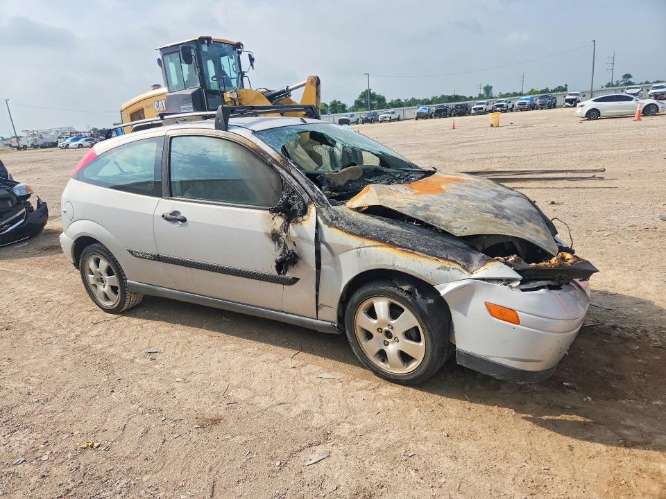 2000 Ford Focus VIN 3FAFP3136YR245502 COPART salvage auction — ENGINE BURN, Tx - Salvage Vehicle Title, sold $25 on 2026-07-08 (photo 4)