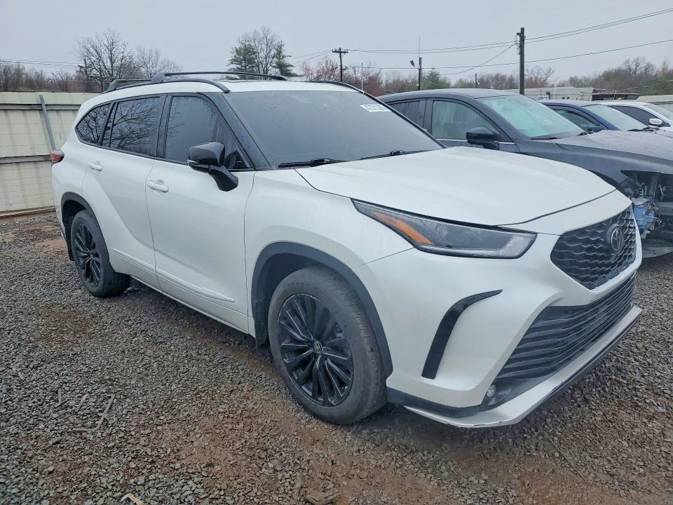 2023 Toyota Highlander VIN 5TDKDRBH4PS019260 COPART salvage auction — MINOR DENT/SCRATCHES, Nj - Cert Of Title-Salvage, sold $28,500 on 2026-07-07 (photo 4)