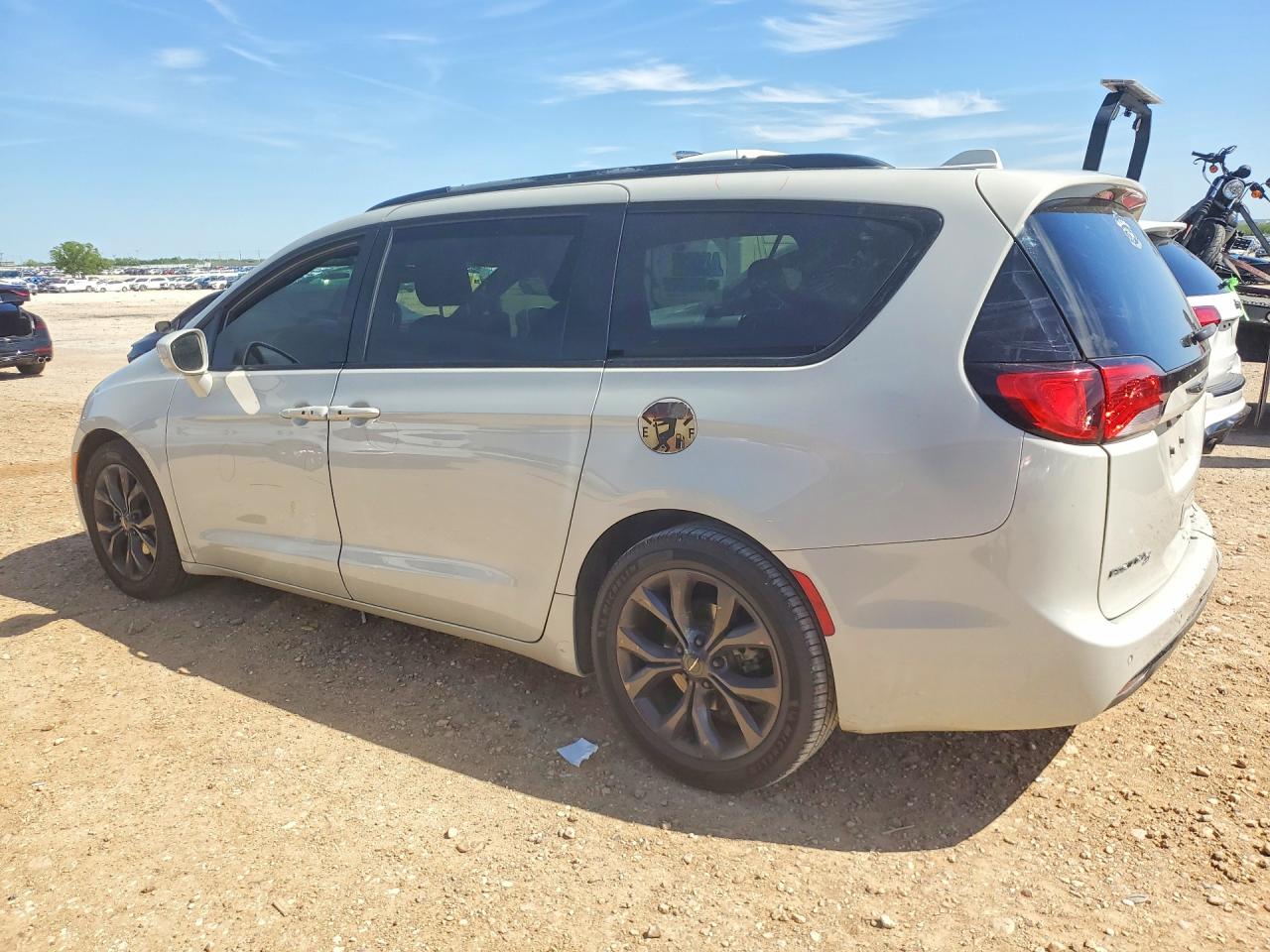2020 Chrysler Pacifica VIN 2C4RC1FG1LR173500 COPART salvage auction — Rear End, TX - SALVAGE VEHICLE TITLE, sold $3,500 on 2026-07-02 (photo 2)