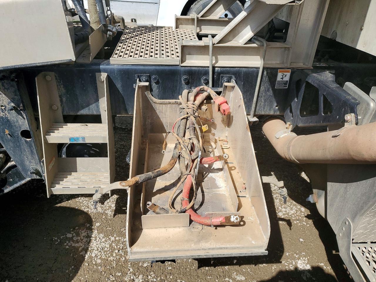 2026 Peterbilt 567 VIN 1XPCP4EX7TD794884 COPART salvage auction — Side, MN - CERT OF TITLE-SALVAGE, sold $47,250 on 2026-08-06 (photo 6)
