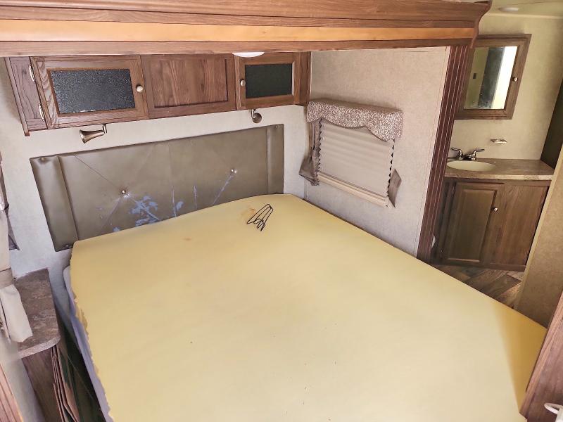 2016 Rockwood Ultra VIN 4X4TRLC2XGZ143149 COPART salvage auction — VANDALISM, TX - SALVAGE VEHICLE TITLE, sold $4,050 on 2026-07-30 (photo 5)