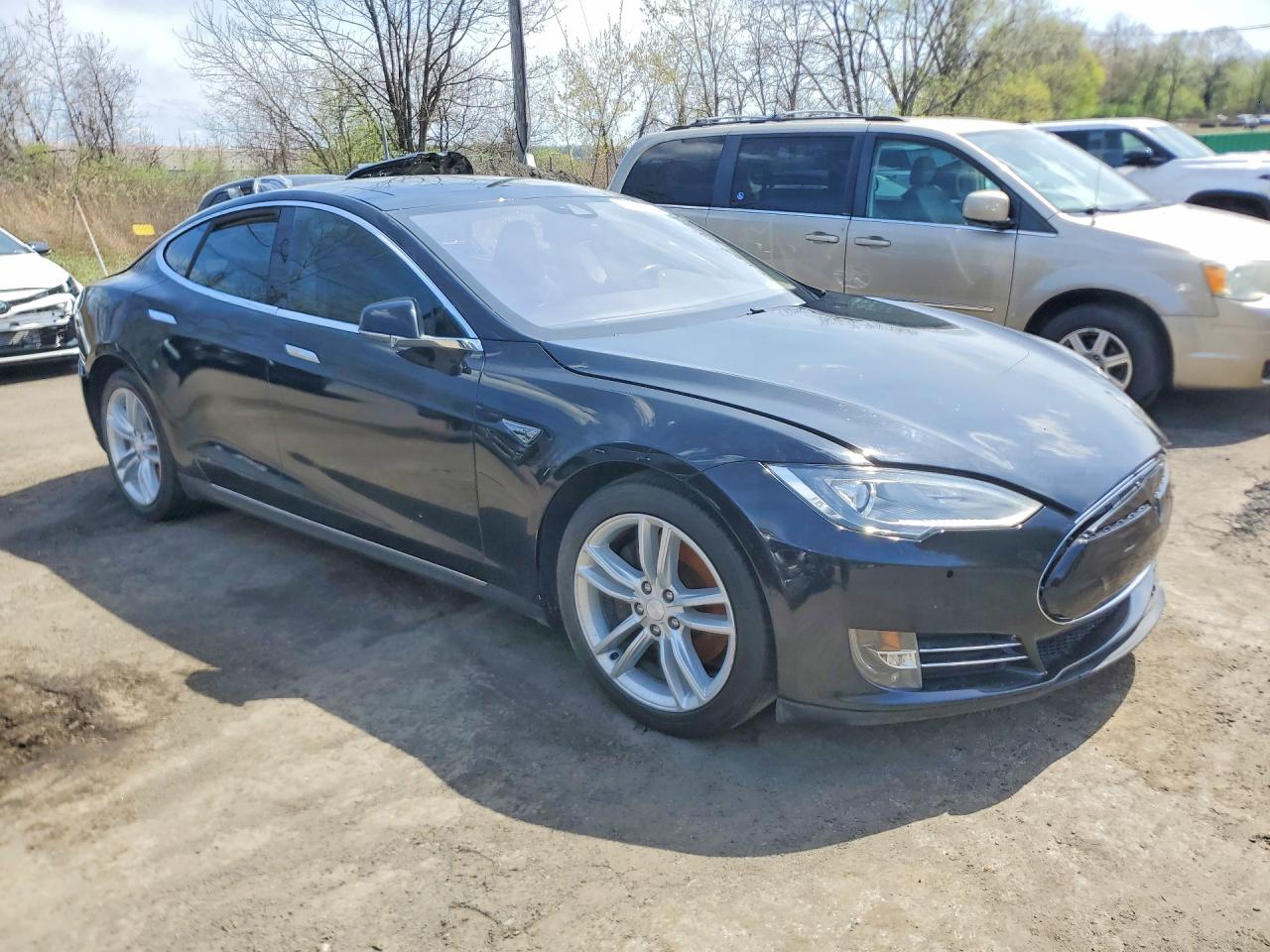 2015 Tesla Model S VIN 5YJSA1E27FF119731 COPART salvage auction — Rear End, NJ - CERT OF TITLE-SALVAGE, sold $4,100 on 2026-07-03 (photo 4)