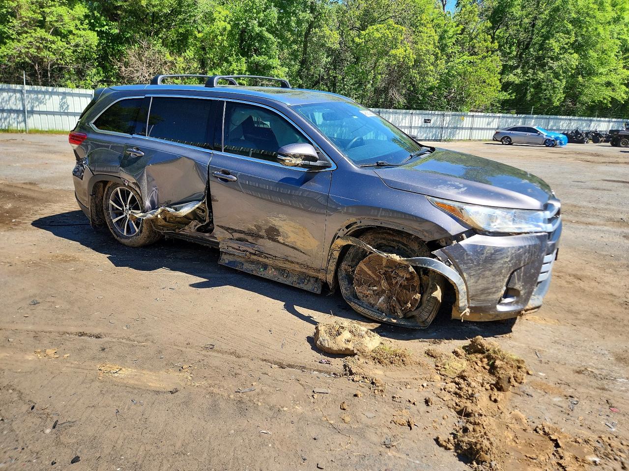 2017 Toyota Highlander VIN 5TDKZRFH1HS517977 COPART salvage auction — Side, TX - SALVAGE VEHICLE TITLE, sold $6,900 on 2026-07-02 (photo 4)