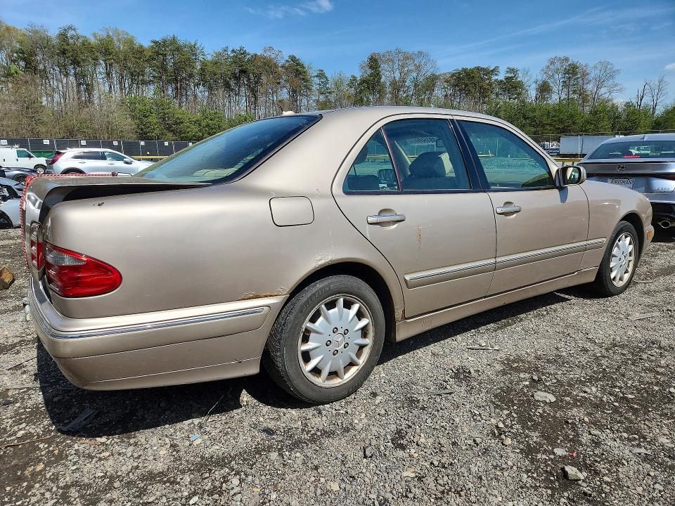 2000 Mercedes-benz E-klasse VIN WDBJF65J4YB123676 COPART salvage auction — REAR END, Md - Cert Of Salvage > 75% Damage, sold $300 on 2026-07-24 (photo 3)