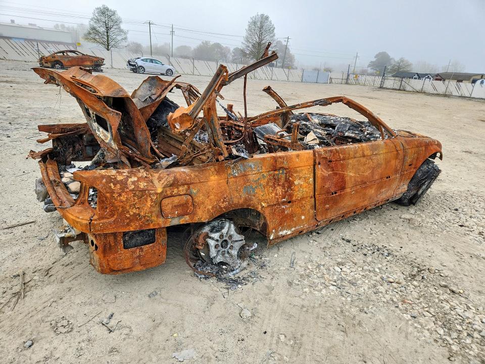 2001 BMW 3 series VIN WBABS534X1JU80877 COPART salvage auction — BURN, Md - Cert Of Salvage > 75% Damage, sold $225 on 2026-07-07 (photo 3)