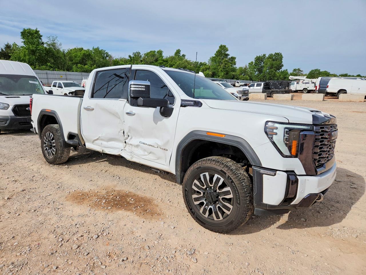 2024 GMC Sierra VIN 1GT49XEY0RF289048 COPART salvage auction — Side, OK - CERT OF TITLE-SALVAGE, sold $34,500 on 2026-06-25 (photo 4)