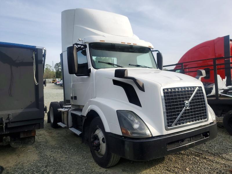 2018 Volvo Vnl VIN 4V4N39TG7JN988235 COPART salvage auction — MECHANICAL, In - Dealer Only Clean Title, sold $5,000 on 2026-07-08 (photo 1)