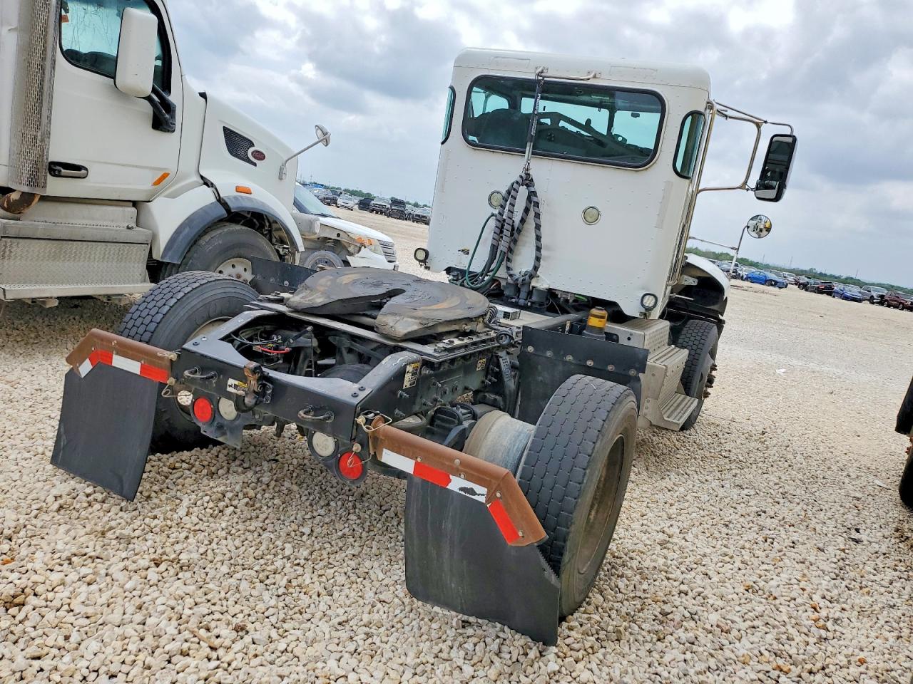 2017 Peterbilt All models VIN 1XP3AJ8X9HD430601 COPART salvage auction — Normal Wear, Ct - Clean Title, sold $5,500 on 2026-08-20 (photo 4)