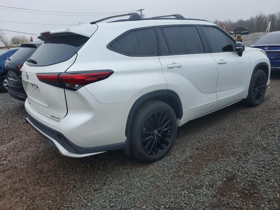 2023 Toyota Highlander VIN 5TDKDRBH4PS019260 COPART salvage auction — MINOR DENT/SCRATCHES, Nj - Cert Of Title-Salvage, sold $28,500 on 2026-07-07 (photo 3)