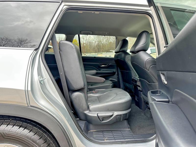 2025 Toyota Highlander VIN 5TDAAAA59SS025805 COPART salvage auction — MINOR DENT/SCRATCHES, Fl - Certificate Of Title, sold $33,500 on 2026-07-14 (photo 5)