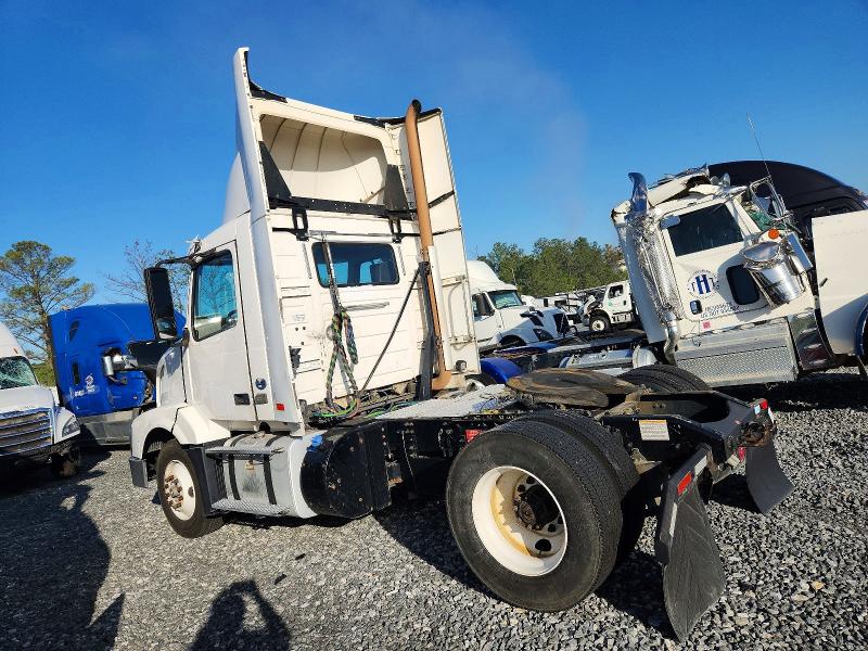 2017 Volvo Vnl VIN 4V4N39TG5HN988082 COPART salvage auction — NORMAL WEAR, In - Certificate Of Title, sold $5,500 on 2026-08-03 (photo 3)