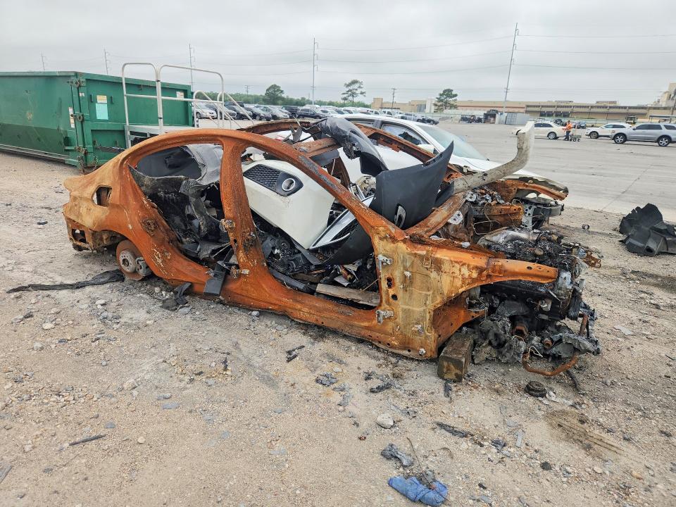 2019 BMW M550i xdrive VIN WBAJB9C56KB287651 COPART salvage auction — INTERIOR BURN, LA - CERT OF TITLE-SALVAGE, sold $70 on 2026-07-29 (photo 4)