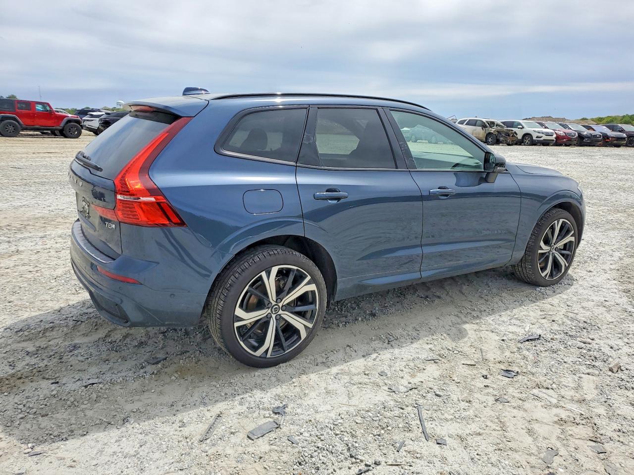2025 Volvo XC60 VIN YV4H60RM2S1189607 COPART salvage auction — Side, GA - CERT OF TITLE-SALVAGE, sold $33,250 on 2026-08-19 (photo 3)