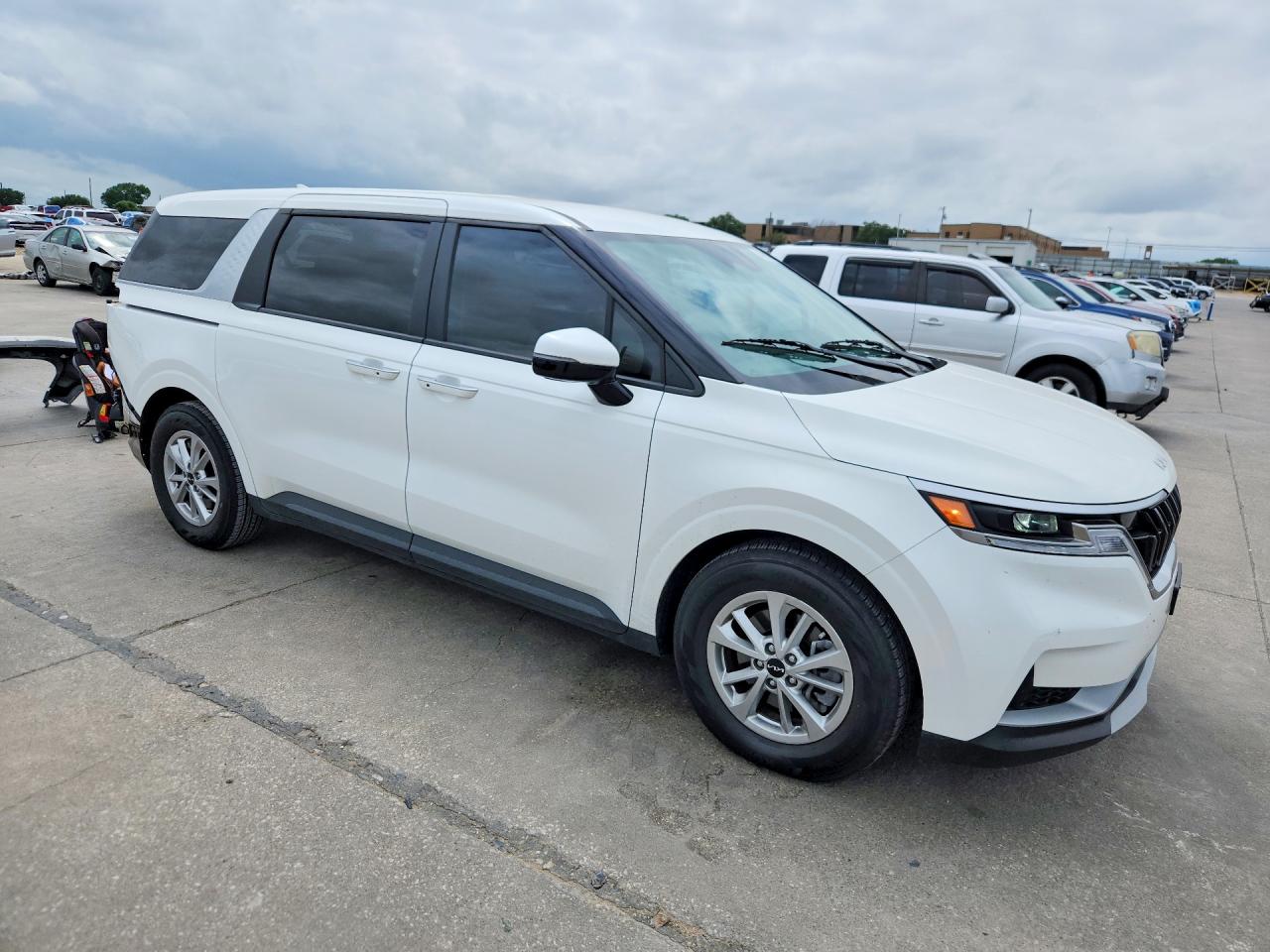 2024 Kia Carnival VIN KNDNB4H33R6380631 COPART salvage auction — Side, TX - CERTIFICATE OF TITLE, sold $13,100 on 2026-07-09 (photo 4)