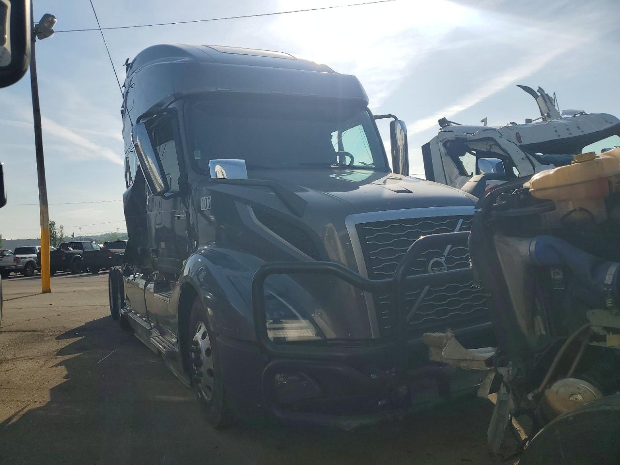 2022 Volvo VNL VIN 4V4NC9EH7NN298013 — COPART salvage auction photo