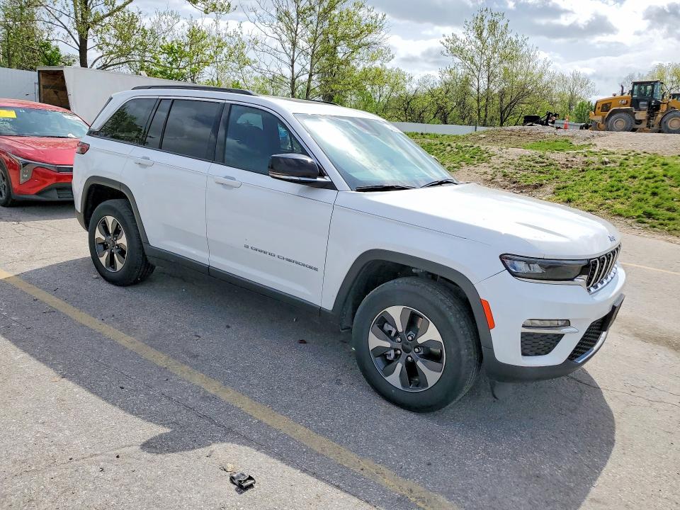 2024 Jeep Grand cherokee VIN 1C4RJYB61RC114556 COPART salvage auction — MINOR DENT/SCRATCHES, IL - CERTIFICATE OF TITLE, sold $19,200 on 2026-07-09 (photo 4)