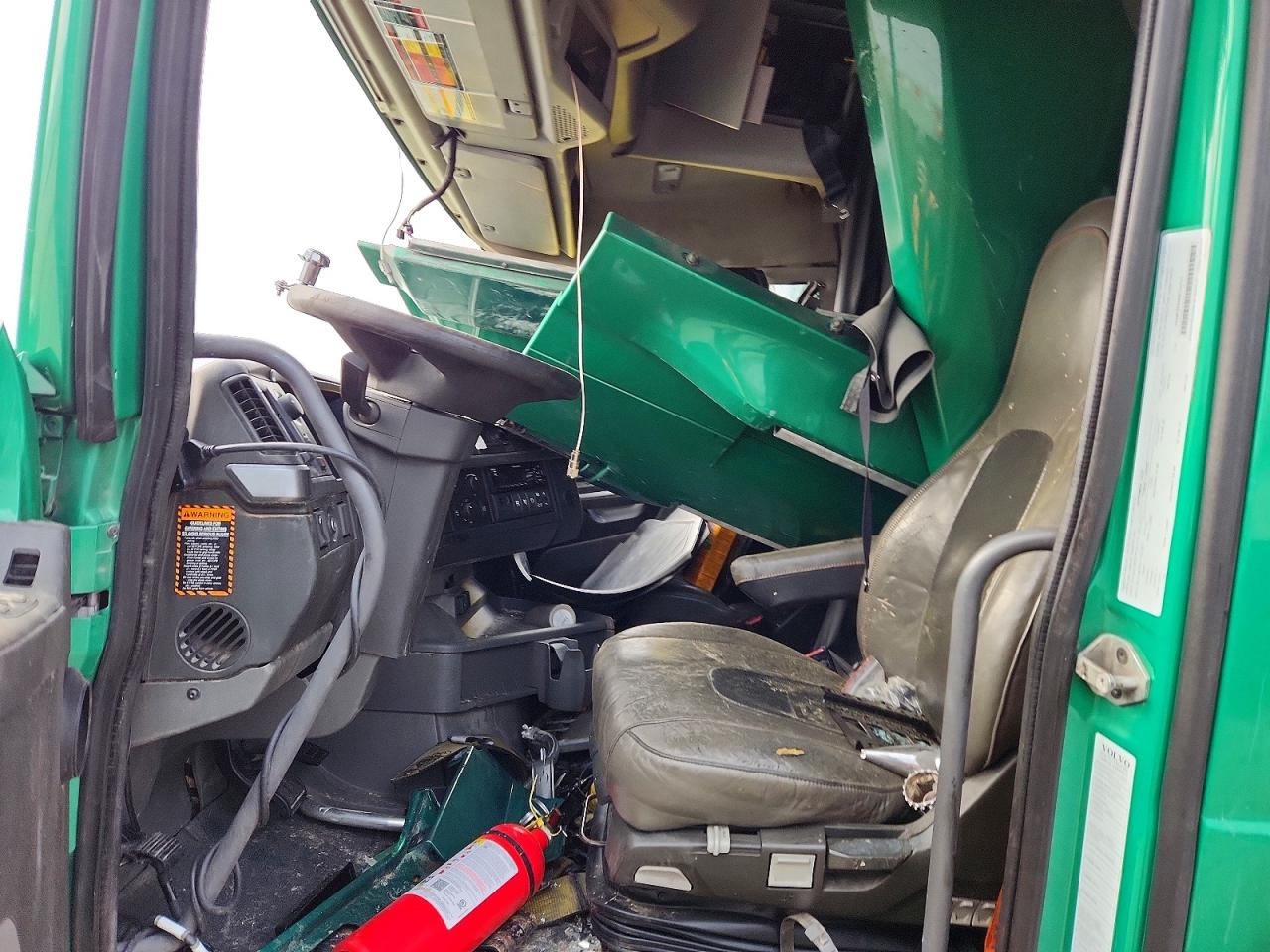 2019 Volvo Vnl VIN 4V4NC9EH0KN219793 COPART salvage auction — Rollover, LA - CERT OF TITLE-SALVAGE, sold $5,600 on 2026-05-14 (photo 5)
