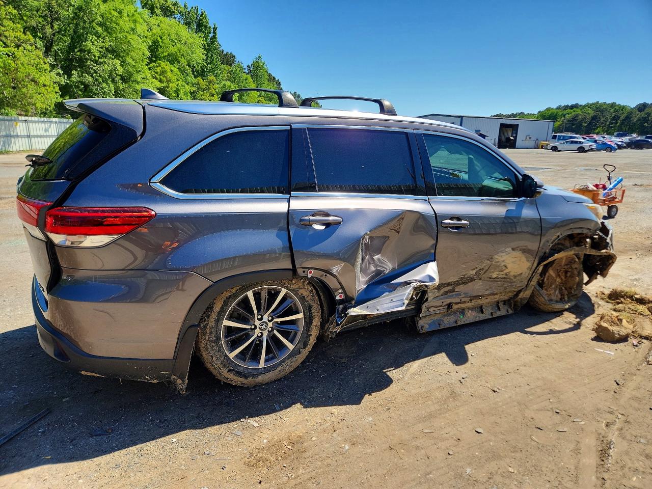 2017 Toyota Highlander VIN 5TDKZRFH1HS517977 COPART salvage auction — Side, TX - SALVAGE VEHICLE TITLE, sold $6,900 on 2026-07-02 (photo 3)