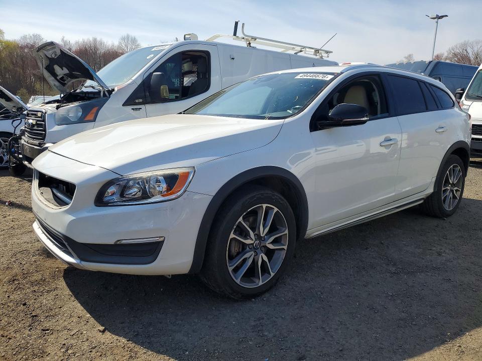 2015 Volvo V60 cross country VIN YV4612HK1F1000646 — COPART salvage auction photo