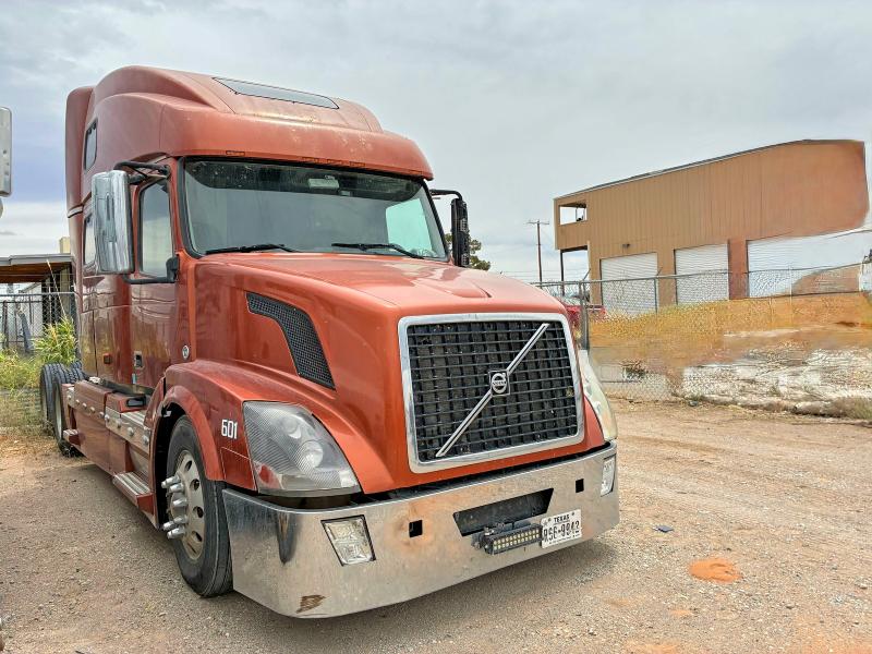 2007 Volvo Vn VIN 4V4NC9KK87N466664 COPART salvage auction — MINOR DENT/SCRATCHES, Tx - Certificate Of Title (P), sold $13,000 on 2026-07-08 (photo 1)