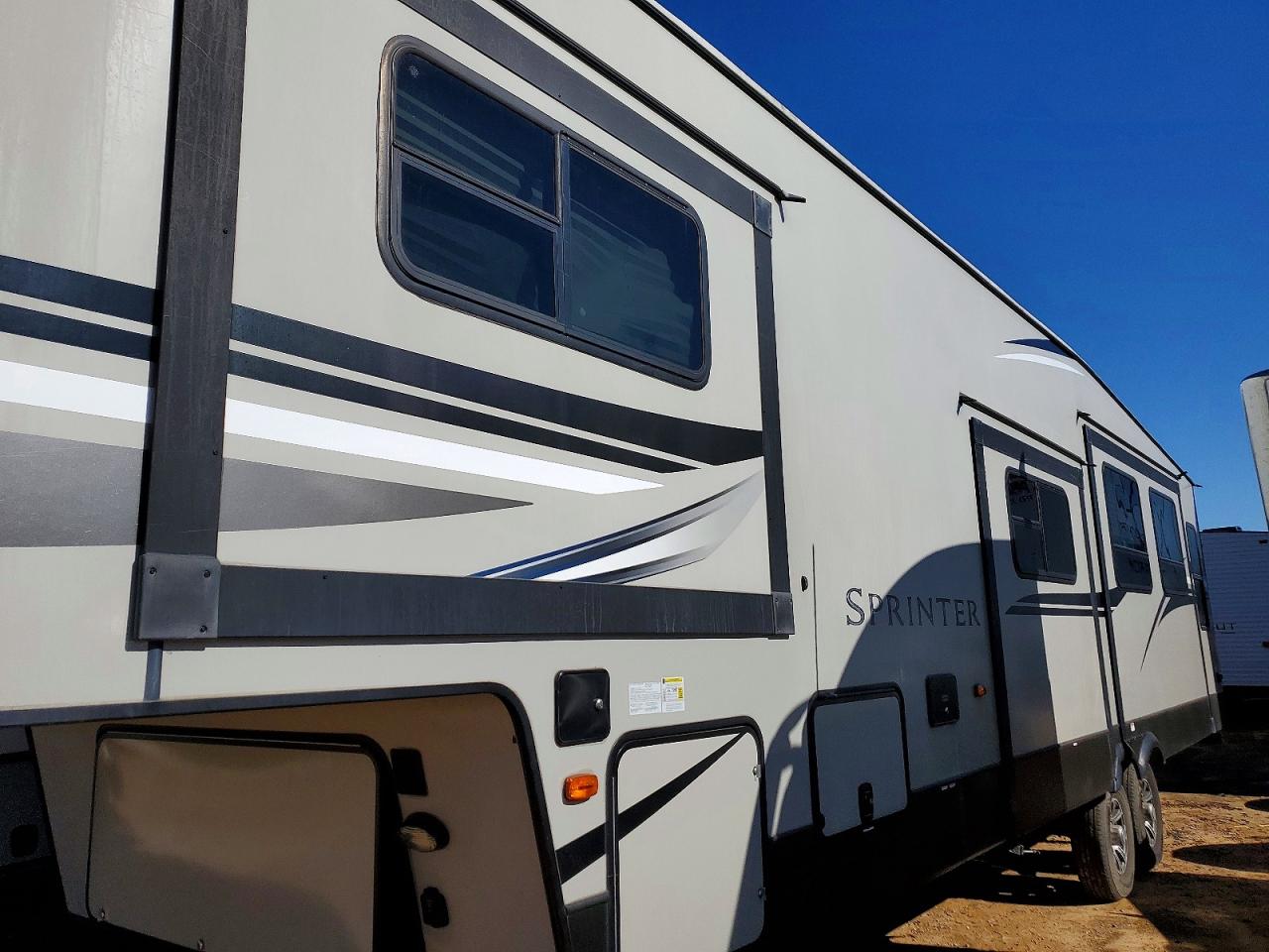 2019 Keystone Tone sprinter VIN 4YDF35722K1531393 COPART salvage auction — Minor Dent/Scratches, AL - CERT OF TITLE-SALVAGE TITLE, sold $10,900 on 2026-07-02 (photo 9)