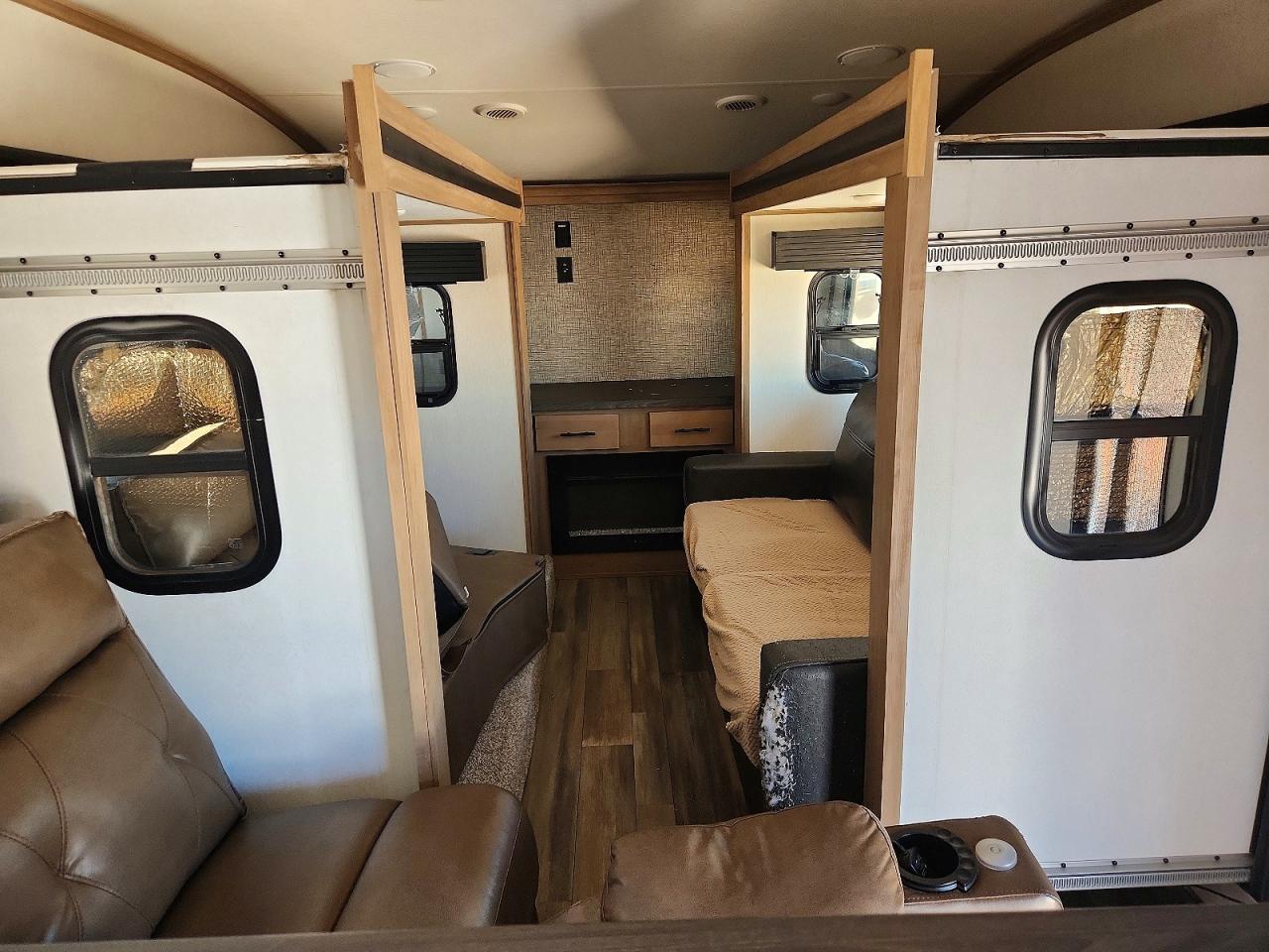 2023 Forest river All models VIN 5ZT3SR2B2P6112380 COPART salvage auction — Water/Flood, TX - SALVAGE VEHICLE TITLE, sold $21,100 on 2026-07-10 (photo 9)