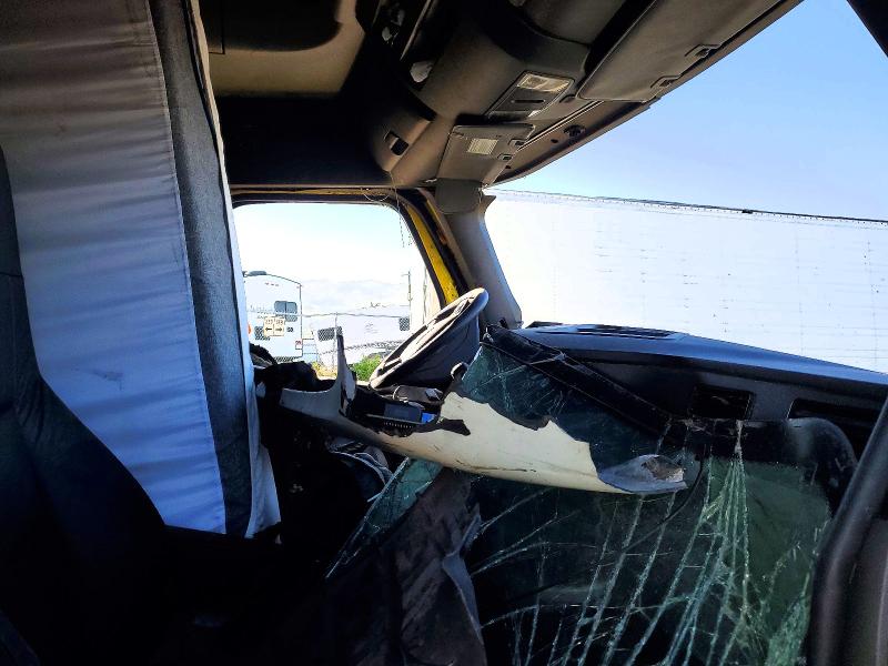2020 Freightliner Cascadia 126 VIN 3AKJHHDR4LSKN2161 COPART salvage auction — ROLLOVER, UT - SALVAGE CERTIFICATE, sold $2,850 on 2026-07-09 (photo 5)