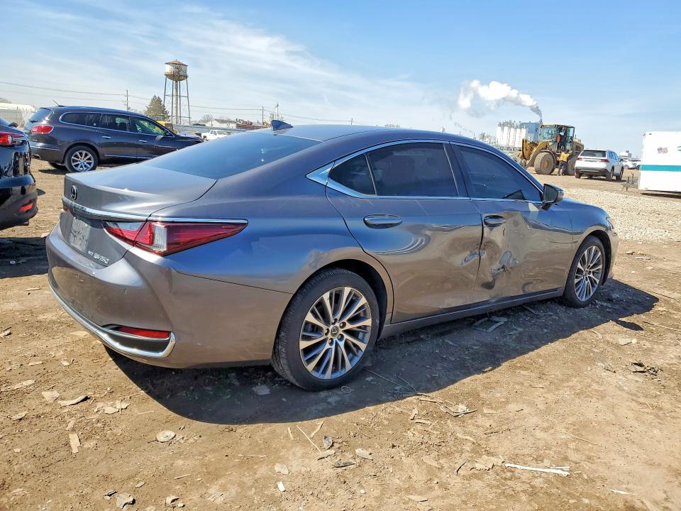 2018 Lexus Is VIN 58AD11D14MU005227 COPART salvage auction — FRONT END, IL - SALVAGE CERTIFICATE, sold $11,000 on 2026-07-29 (photo 3)