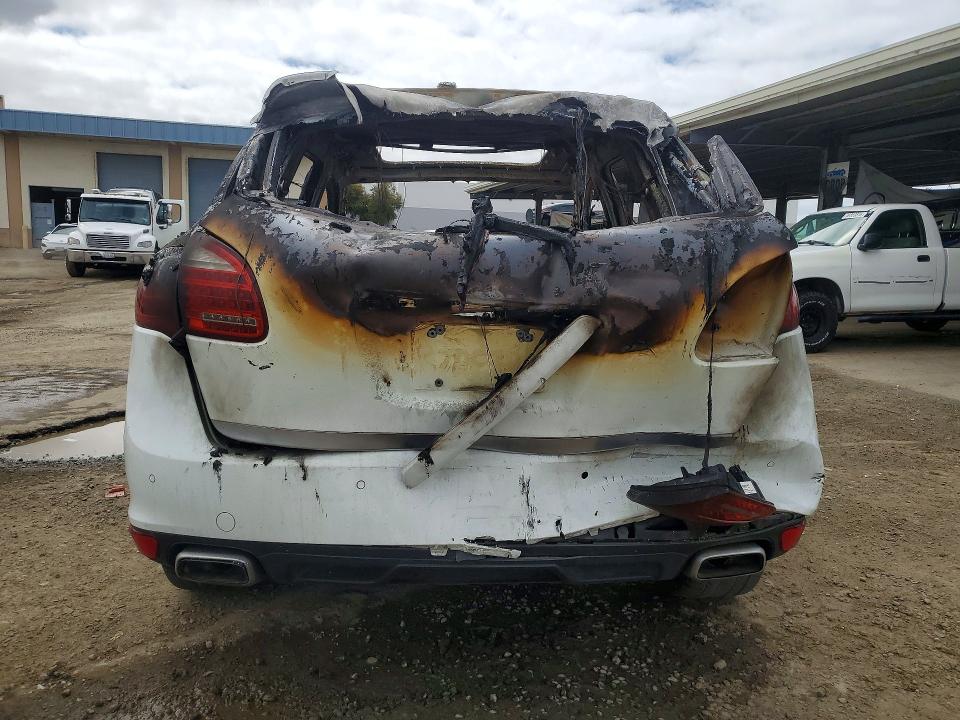 2013 Porsche Cayenne VIN WP1AF2A20DLA36045 COPART salvage auction — INTERIOR BURN, Ca - Non-Repairable Vehicle Cert, sold $400 on 2026-07-16 (photo 6)