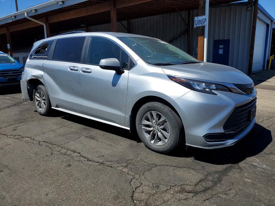 2025 Toyota Sienna VIN 5TDKSKFCXSS159611 COPART salvage auction — REAR END, Co - Public - Salvage Title, sold $15,100 on 2026-07-07 (photo 4)