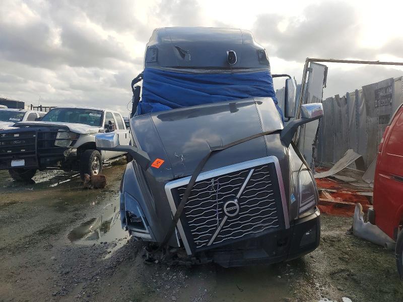 2023 Volvo Vnl VIN 4V4NC9EH9PN608424 COPART salvage auction — ALL OVER, Tx - Nonrepairable Title, sold $12,200 on 2026-07-16 (photo 9)