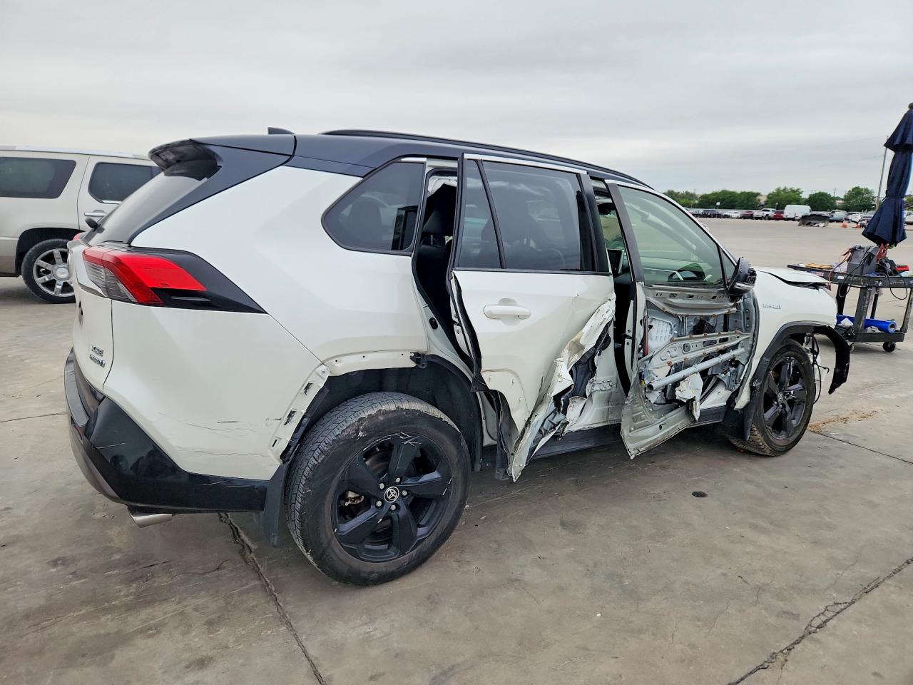 2021 Toyota RAV4 VIN JTME6RFV3MD517884 COPART salvage auction — Side, TX - SALVAGE VEHICLE TITLE, sold $9,800 on 2026-07-02 (photo 3)