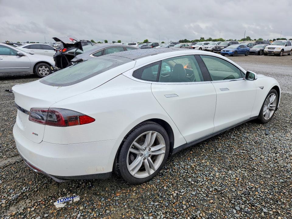 2013 Tesla Model s VIN 5YJSA1CP6DFP05722 COPART salvage auction — UNDERCARRIAGE, Salvage Title, sold $2,350 on 2026-07-14 (photo 3)