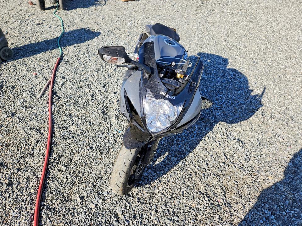 2025 Suzuki Gsx-r VIN JS1GR7MA6S7101080 COPART salvage auction — ROLLOVER, Sc - Cert Of Title-Salvage, sold $250 on 2026-07-27 (photo 2)