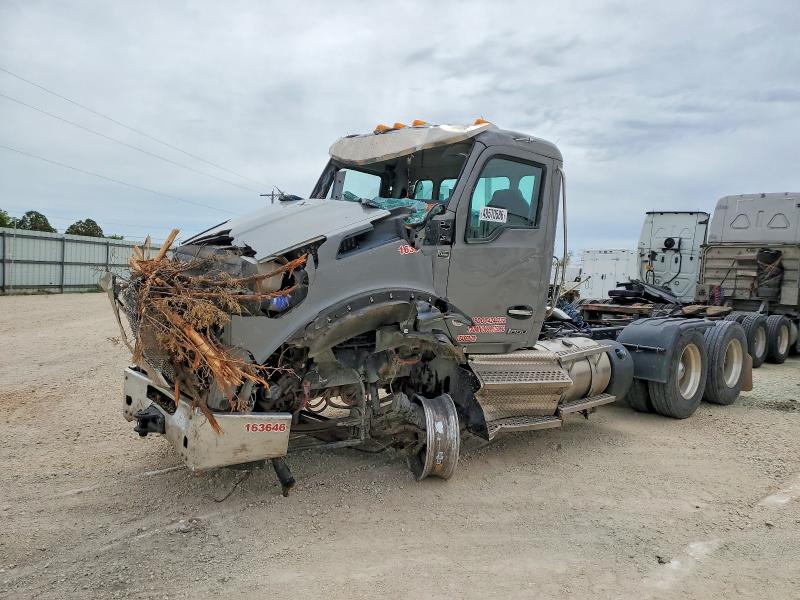 2025 Kenworth T880 VIN 1XKZDK9X4SJ163646 COPART salvage auction — ROLLOVER, TX - SALVAGE VEHICLE TITLE, sold $9,400 on 2026-07-09 (photo 2)