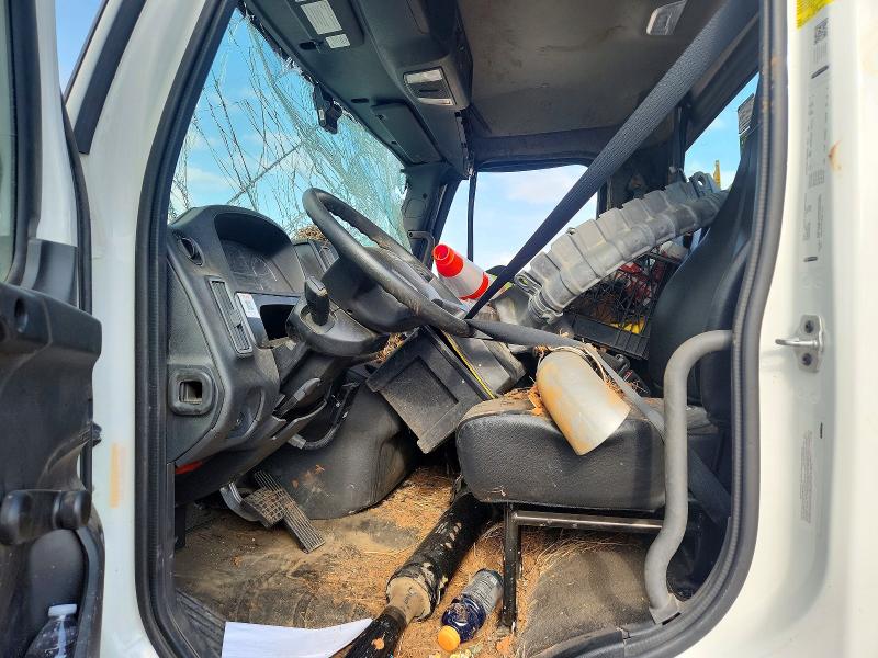2025 Freightliner M2 106 VIN 1FVDCXFC5SHVY2804 COPART salvage auction — SIDE, TX - SALVAGE VEHICLE TITLE, sold $16,400 on 2026-07-09 (photo 5)