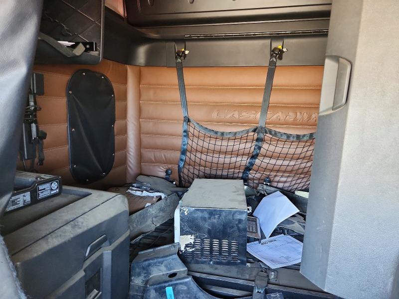 2023 Freightliner Cascadia 126 VIN 3AKJHHDR4PSNG7317 COPART salvage auction — ROLLOVER, CA - NON-REPAIRABLE VEHICLE CERT, sold $10,200 on 2026-09-03 (photo 6)